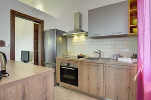 Frigorifero, forno, piano cottura, lavastoviglie