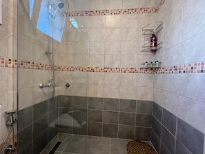 Dusj, hårføner og håndklær