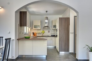 Réfrigérateur, micro-ondes, plaque de cuisson, lave-vaisselle