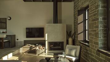 Een televisie, een open haard en een kantoor