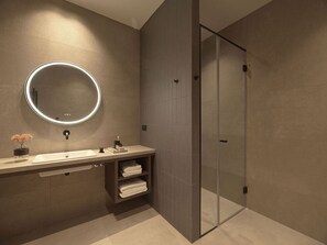 Dusche, Haartrockner, Handtücher