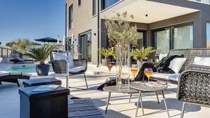 A modern outdoor lounge area with a pool, lounge chairs, and a dining table. - Villa Orion - Private Heated Pool, Sauna & Jacuzzi (74027-K1) - Rovinj (Rovinj)
