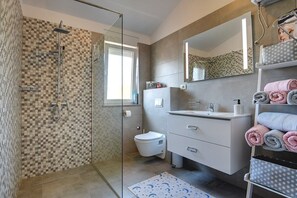 Shower, hair dryer - House Veronika (74028-K1) - Vinkuran (Vinkuran)