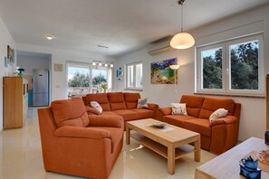 TV - House Veronika (74028-K1) - Vinkuran (Vinkuran)