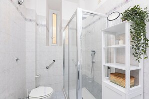 Apartment | Bathroom | Shower, rainfall showerhead, free toiletries, towels - Rental in Rome Pietroburgo Apartment (Rome)