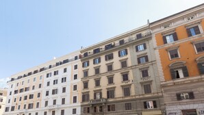 Un edificio a più piani con uno stile architettonico classico, caratterizzato da balconi e ampie finestre.
