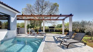 A swimming pool with lounge chairs and a pergola. - Villa Sunny Home (74045-K1) - Vodnjan (Vodnjan)
