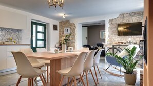 A modern kitchen with a central island, white chairs, and a chandelier. - Villa Micol (74066-K1) - Vodnjan (Vodnjan)