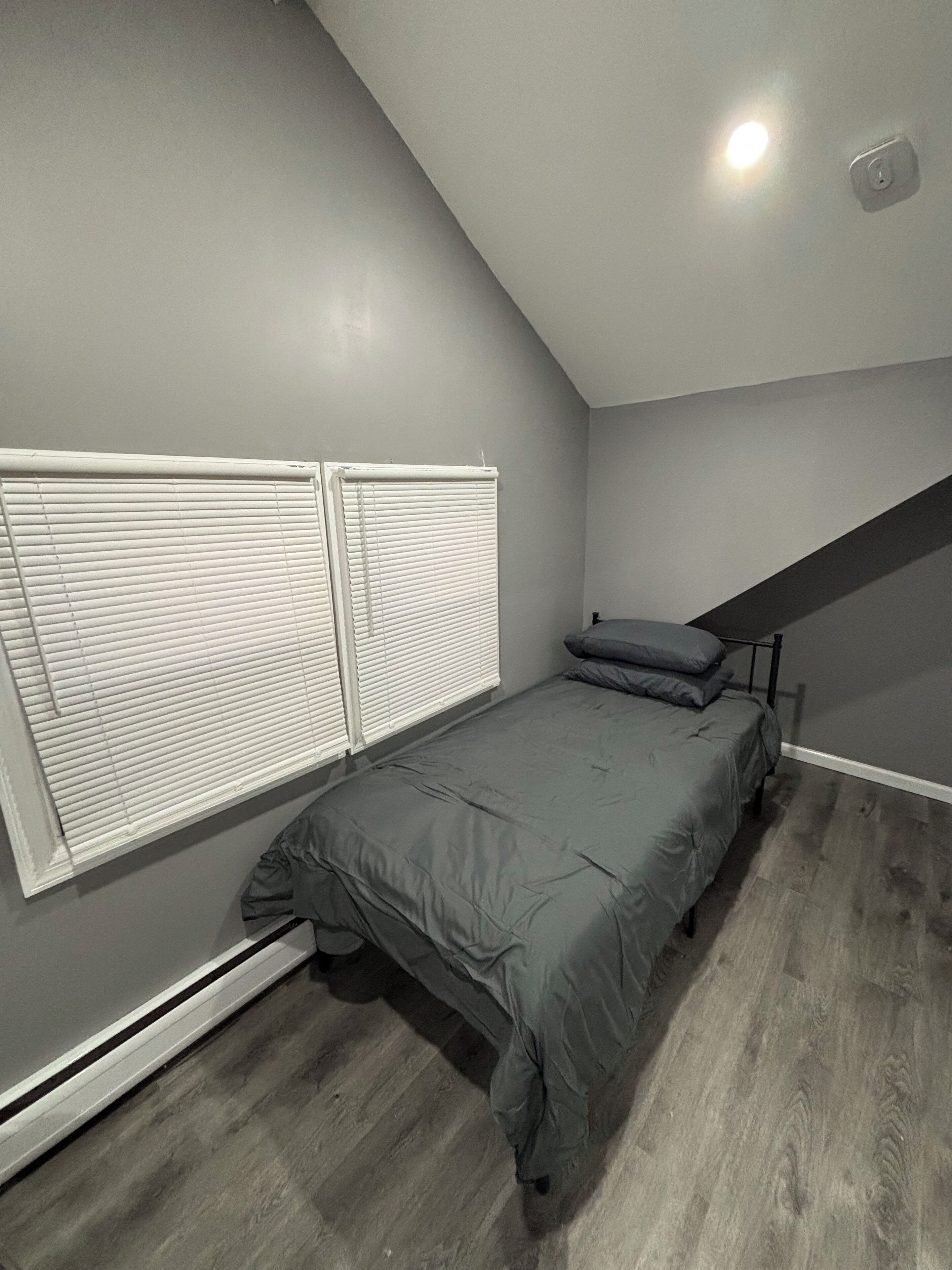 Een strijkplank/strijkijzer, internet, beddengoed