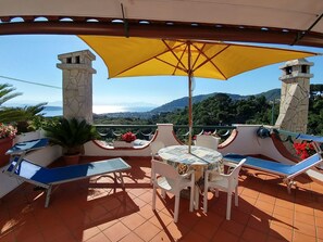 Outdoor dining - Wohnung mit großer Terrasse und Meerblick by Interhome (Ischia Barano)