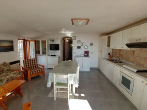 Refrigerador, microondas, horno y utensilios de cocina 