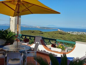 Outdoor dining - Wohnung mit großer Terrasse und Meerblick by Interhome (Ischia Barano)
