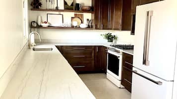 Micro-ondes, four, plaque de cuisson, lave-vaisselle