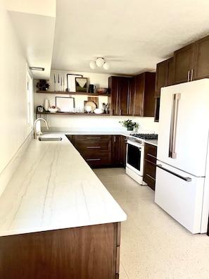 Microones, forn, placa de cuina i rentaplats 