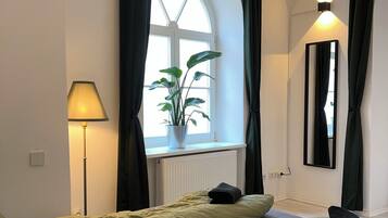 Standard Double Room, City View | Meja, kalis bunyi, Wi-fi percuma