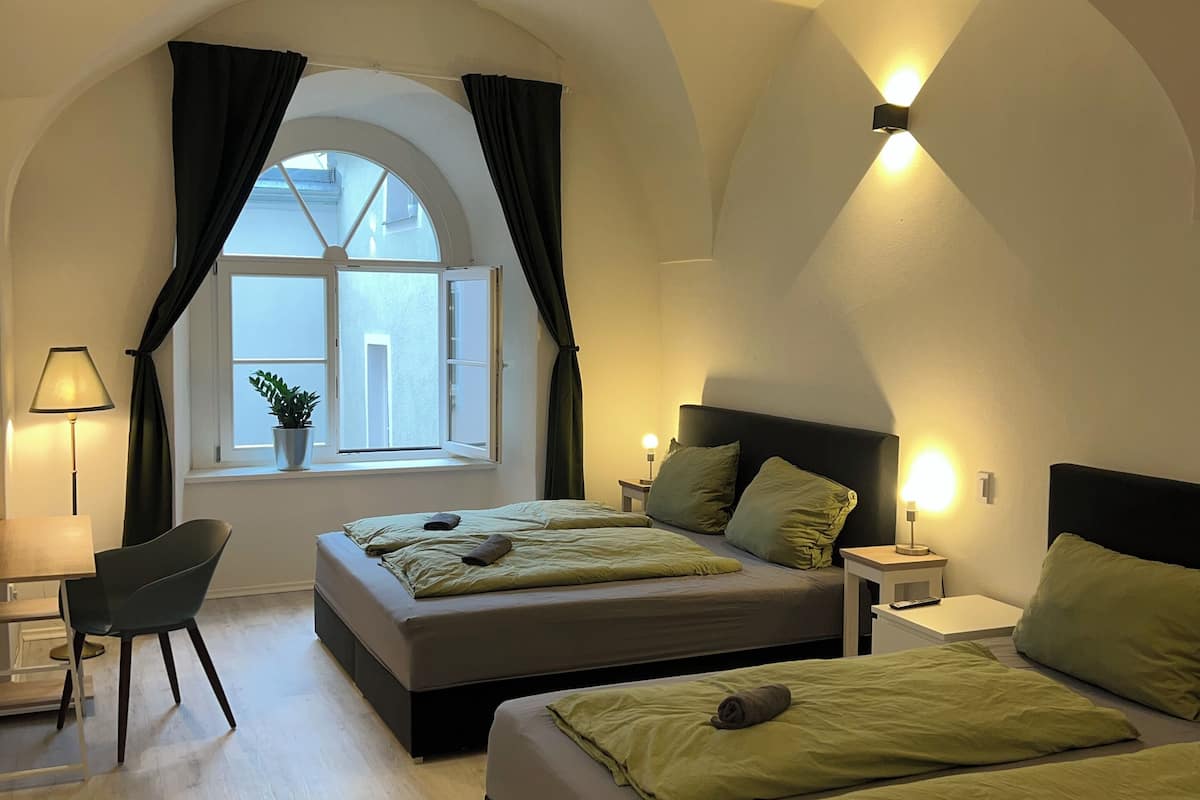 Deluxe Studio | Desk, soundproofing, free WiFi