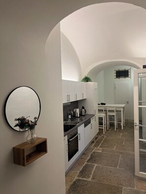 Full-size fridge, microwave, oven, stovetop - 24-7 Apartment Passau (Passau)