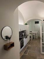 大冰箱、微波炉、烤箱、炉灶