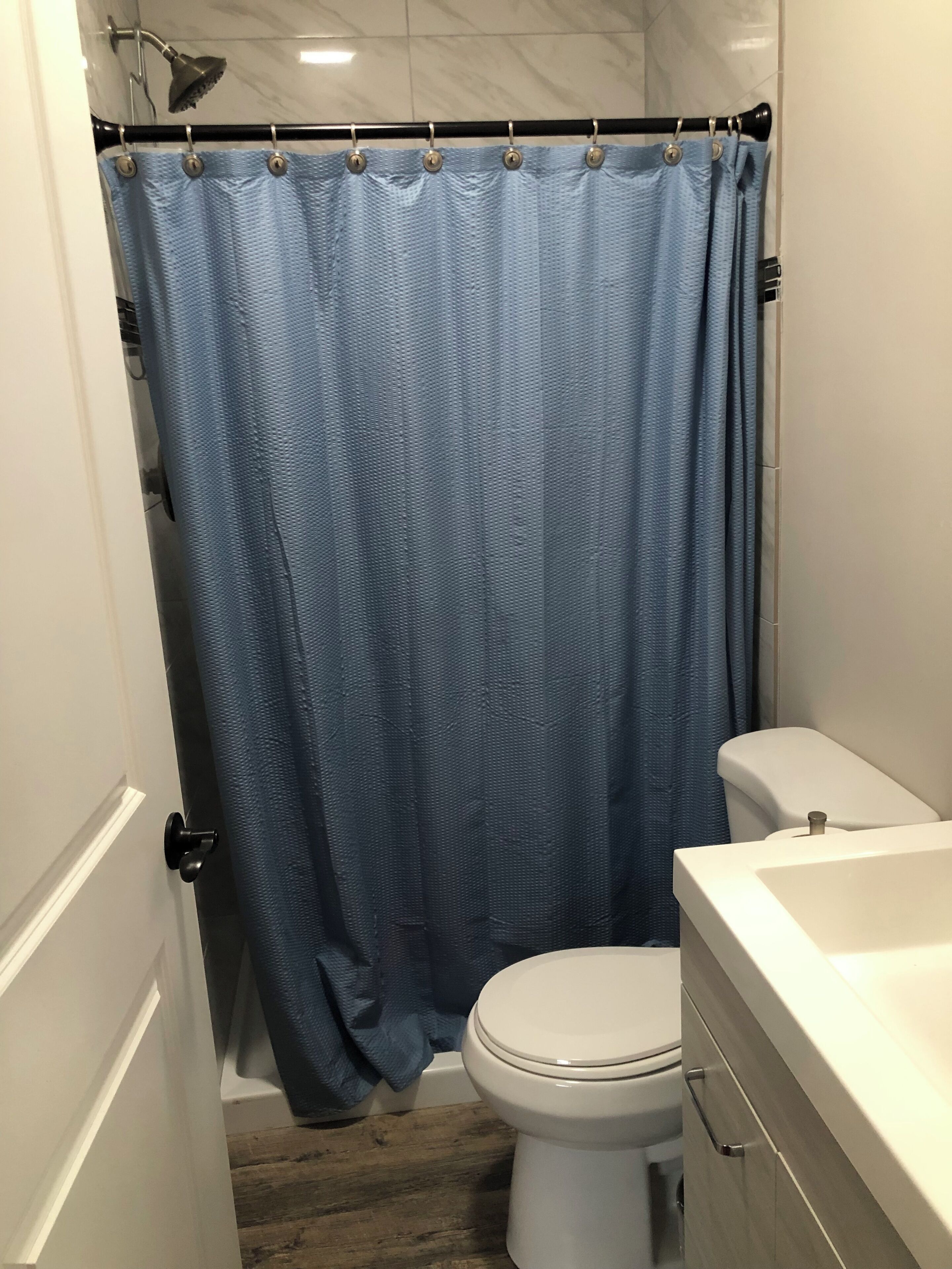 Douche, sèche-cheveux, serviettes fournies, savon