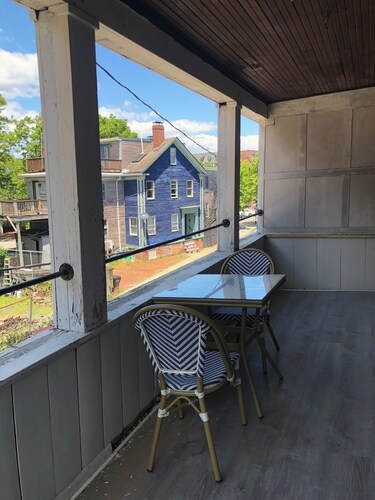 Charming 1-bedroom studio with AC in beautiful Newport, Walk to Downtown!