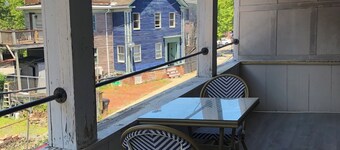 Charming 1-bedroom studio with AC in beautiful Newport, Walk to Downtown!