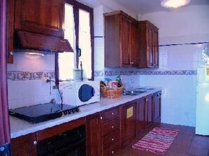 Fridge, microwave, oven, dishwasher - Mela' Wohnung mit Gemeinschaftspool by Interhome (Torgiano)