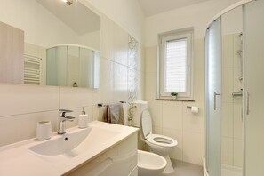 Douche, sèche-cheveux