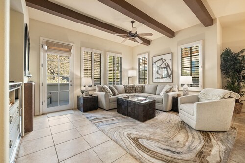 Desert Paradise: Luxurious 3BR Townhome with Mountain Views