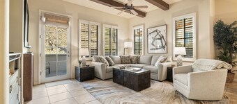 Desert Paradise: Luxurious 3BR Townhome with Mountain Views