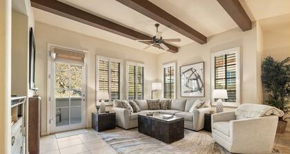 Desert Paradise: Luxurious 3BR Townhome with Mountain Views
