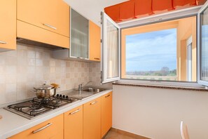 Wasserkocher mit Kaffee-/Teezubehör, Kühlschrank