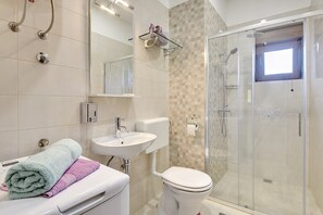 Shower, hair dryer - Villa Ambrosiana (74204-K1) - Vodnjan (Vodnjan)