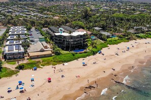 Ein Hotel an der Küste mit mehreren Gebäuden, einem Strand und einem Poolbereich.