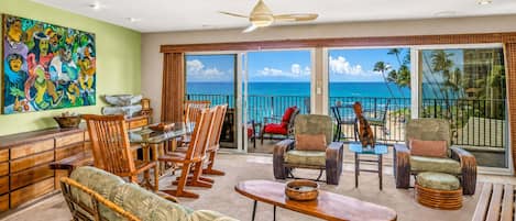 Condo, varias camas, balcón, vista al océano (Hale Hui Kai 313) | Área de sala de estar