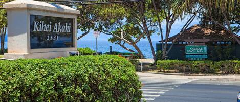 A street sign with "Kihei Akahi 2531" and a welcome sign for "Kamaole Beach Park II".