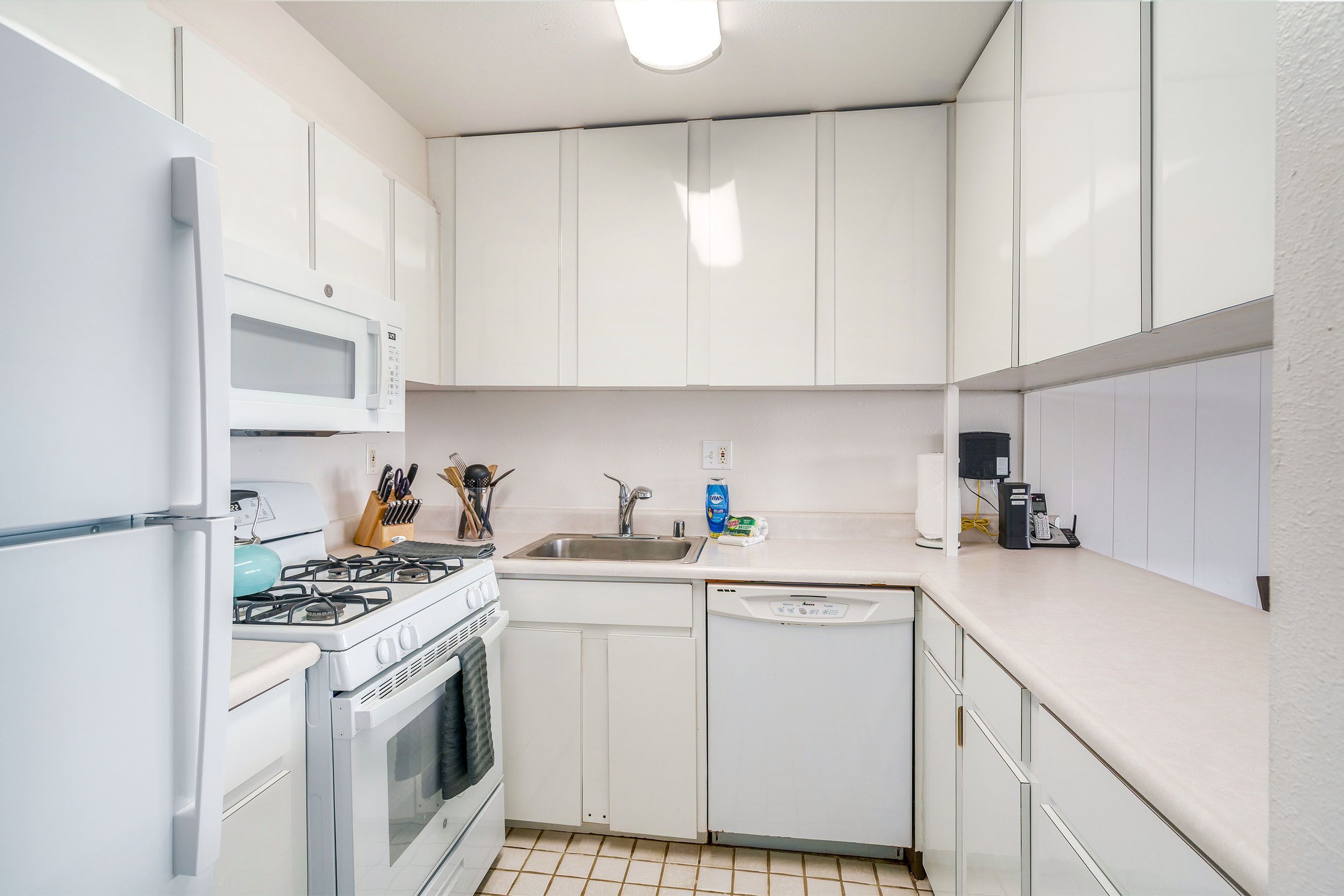 Condo, 1 très grand lit et 1 canapé-lit, balcon, vue sur l’océan (Kihei Akahi C-608) | Cuisine privée | Cafetière-théière, table de salle à manger