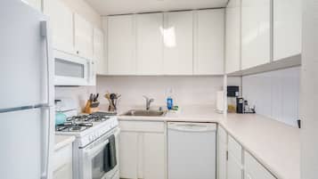 Huoneisto, 1 suuri parisänky ja vuodesohva, parveke, valtamerinäköala (Kihei Akahi C-608) | Yksityinen keittiö | Kahvin-/teenkeitin, ruokailupöytä