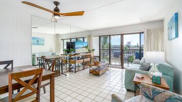 Apartment, 1 King-Bett und Schlafsofa, Balkon, Meerblick (Kihei Akahi C-608) | Wohnbereich | 42-Zoll-Flachbildfernseher mit Digitalempfang