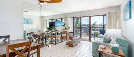 Lägenhet - 1 kingsize-säng med bäddsoffa - balkong - havsutsikt (Kihei Akahi C-608) | Vardagsrum | 42-tums platt-tv med digitalkanaler