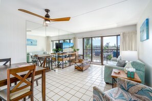 Kondominium, 1 Tempat Tidur King dengan tempat tidur Sofa, balkon (Kihei Akahi C-608) | Area keluarga | Televisi layar datar 42-inci dengan saluran TV digital