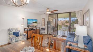Apartment, 1 King-Bett und Schlafsofa, Balkon, Meerblick (Kamaole Sands 6-303) | Wohnbereich