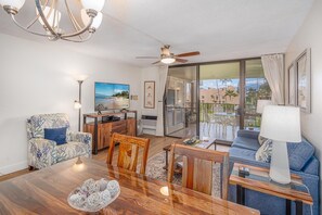 Apartment, 1 King-Bett und Schlafsofa, Balkon, Meerblick (Kamaole Sands 6-303) | Wohnbereich