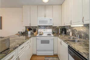 Apartment, 1 King-Bett und Schlafsofa, Balkon, Meerblick (Kamaole Sands 6-303) | Eigene Küche | Wasserkocher mit Kaffee-/Teezubehör, Esstisch