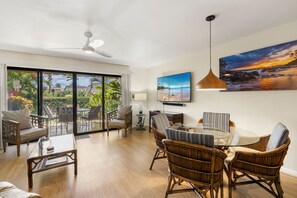 Apartment, 1 King-Bett und Schlafsofa, Balkon, Gartenblick (Maui Kamaole J-104) | Wohnbereich | 42-Zoll-Flachbildfernseher mit Digitalempfang