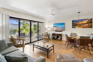 Apartment, 1 King-Bett und Schlafsofa, Balkon, Gartenblick (Maui Kamaole J-104) | Wohnbereich | 42-Zoll-Flachbildfernseher mit Digitalempfang