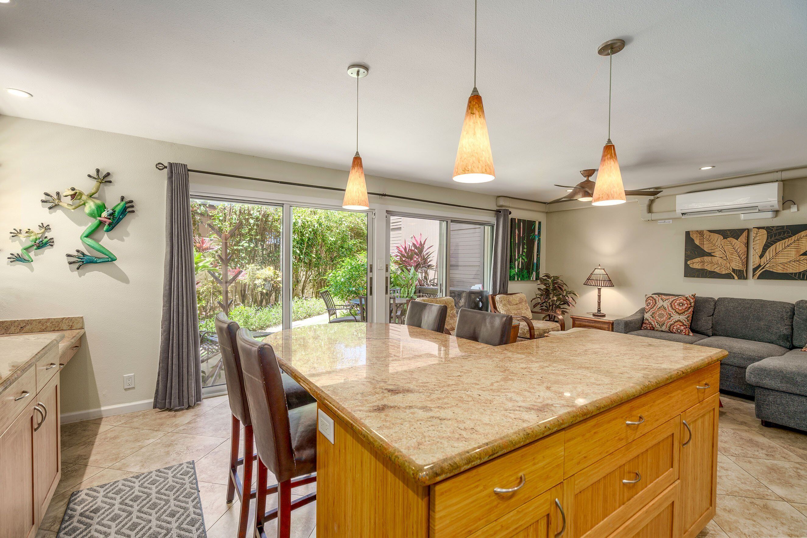 Condo, varias camas, lanai, vista al océano (Hale Hui Kai 106) | Interior