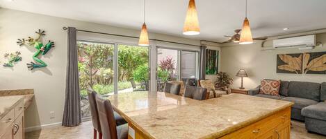 Condo, varias camas, lanai, vista al océano (Hale Hui Kai 106) | Interior