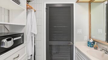 Kondominium, Beberapa Tempat Tidur, balkon, pemandangan samudra (Kamaole Nalu 305) | Kamar mandi | Handuk