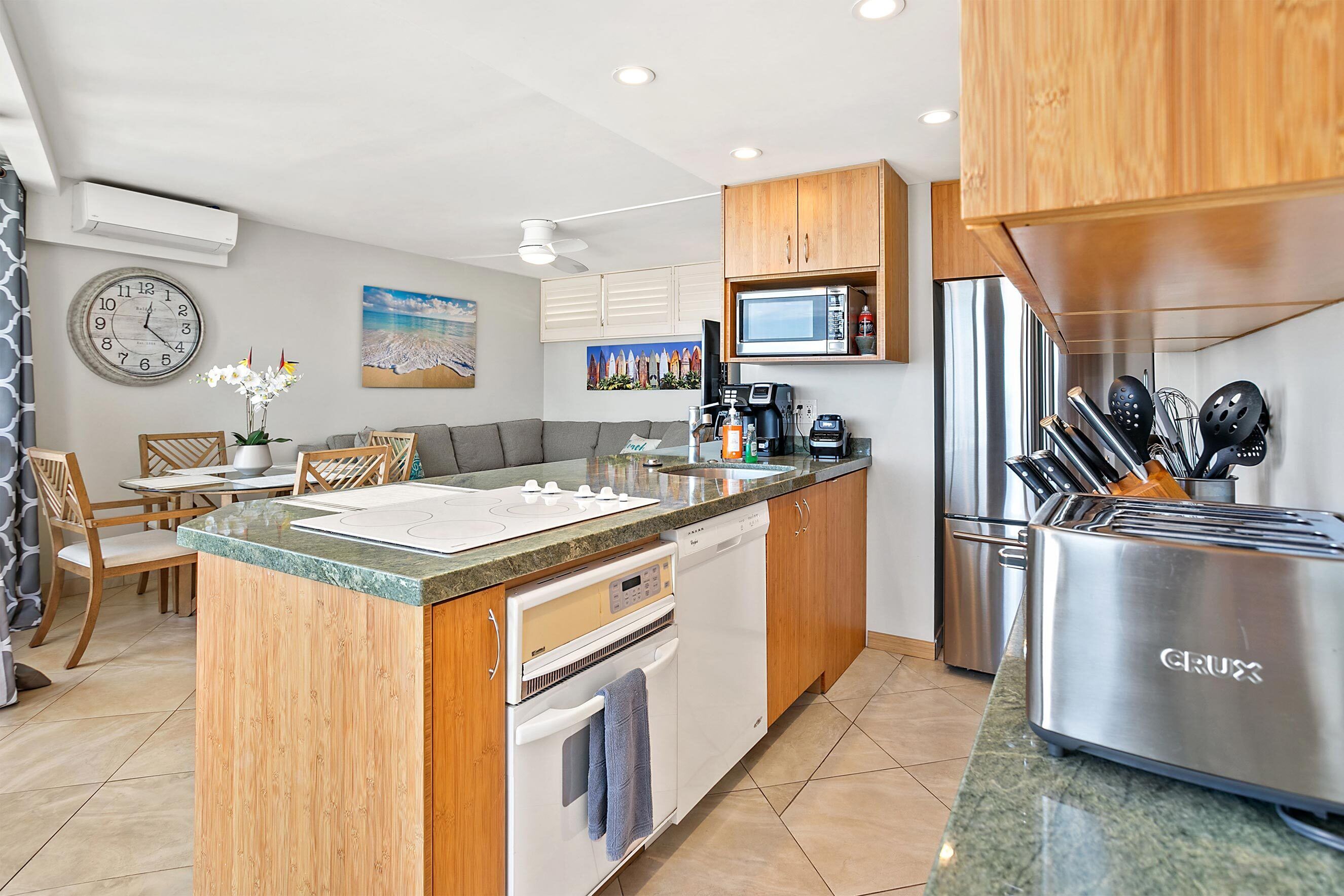 Kondominium, Beberapa Tempat Tidur, balkon, pemandangan samudra (Kamaole Nalu 305) | Dapur pribadi | Mesin pembuat kopi/teh dan meja makan