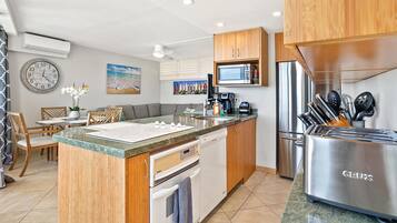 Kondominium, Beberapa Tempat Tidur, balkon, pemandangan samudra (Kamaole Nalu 305) | Dapur pribadi | Mesin pembuat kopi/teh dan meja makan